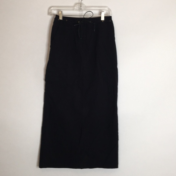 Black skirt with pockets and slit